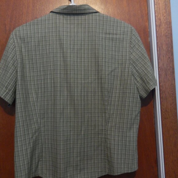 Blouse and shorts - Picture 4 of 5